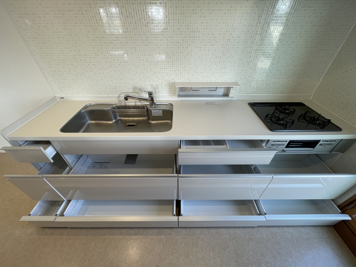 3口コンロとグリル付き&引き出しタイプの収納は立ったまま中身が確認できて便利