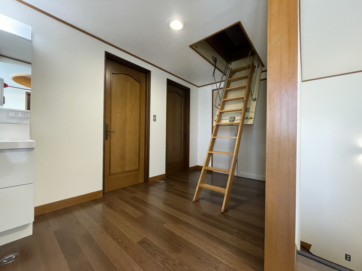 屋根裏に続く梯子があるんです