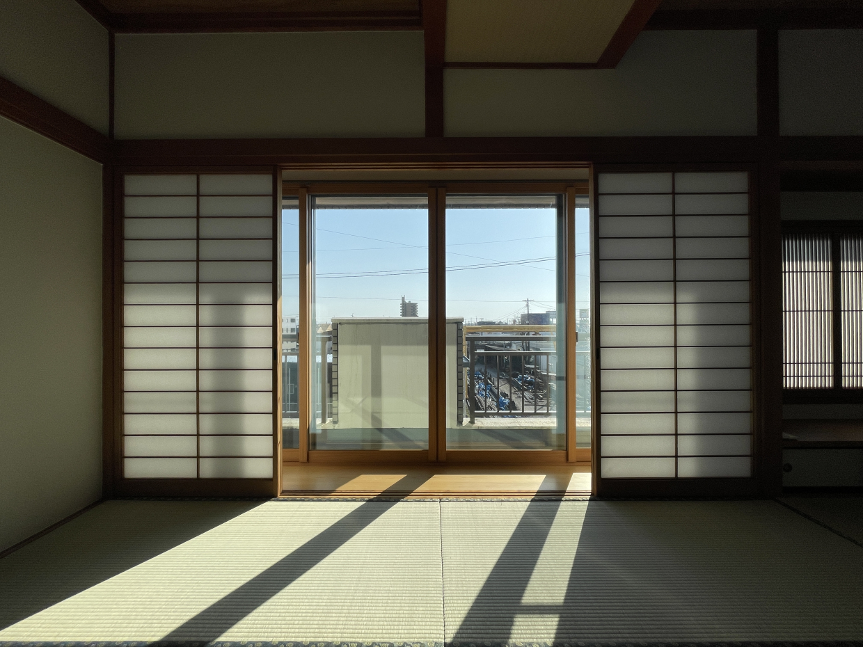 ぽかぽか日向ぼっこしながら畳の上でゴロゴロしたい