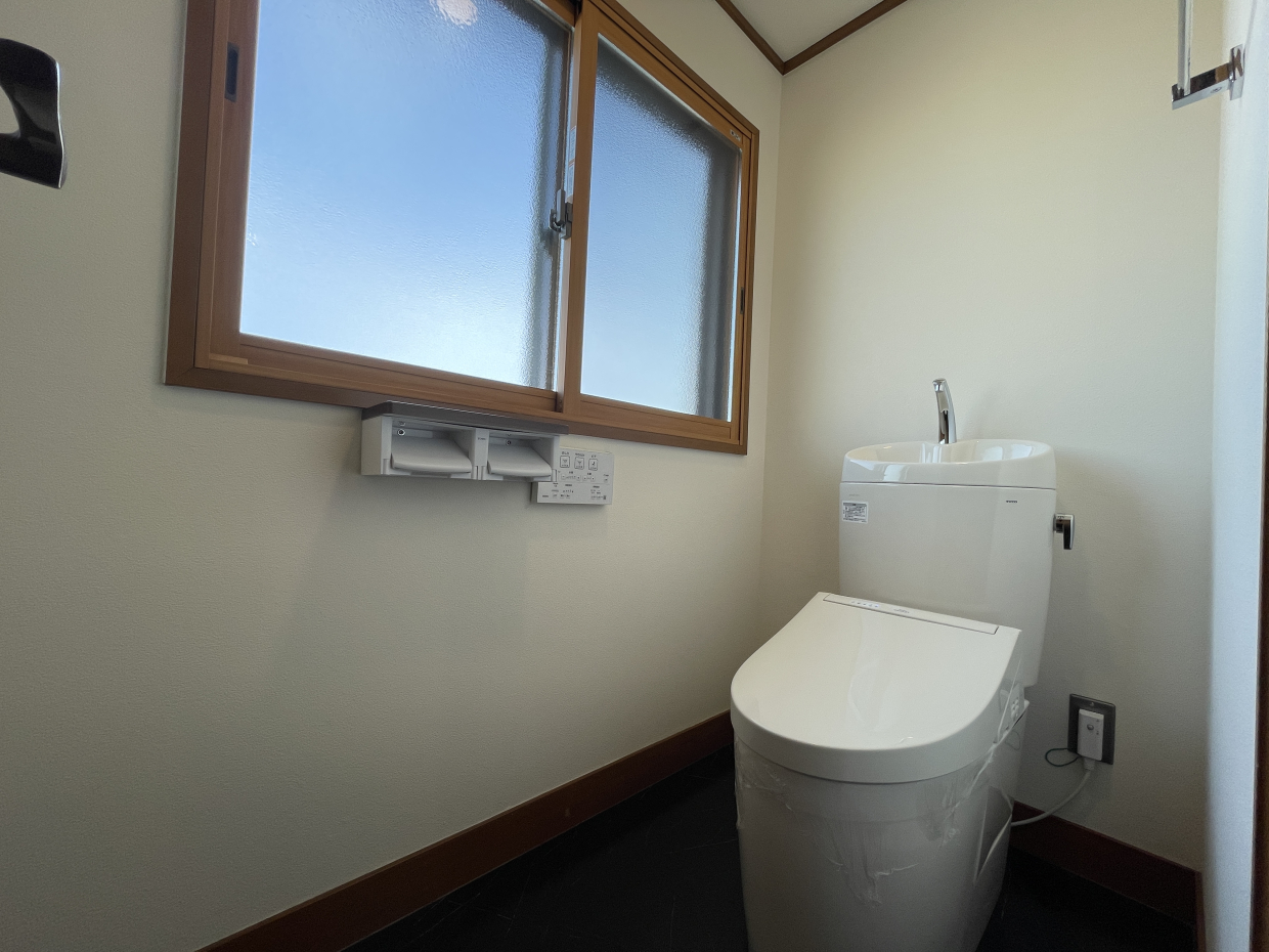 お手洗いも窓が大きく明るい