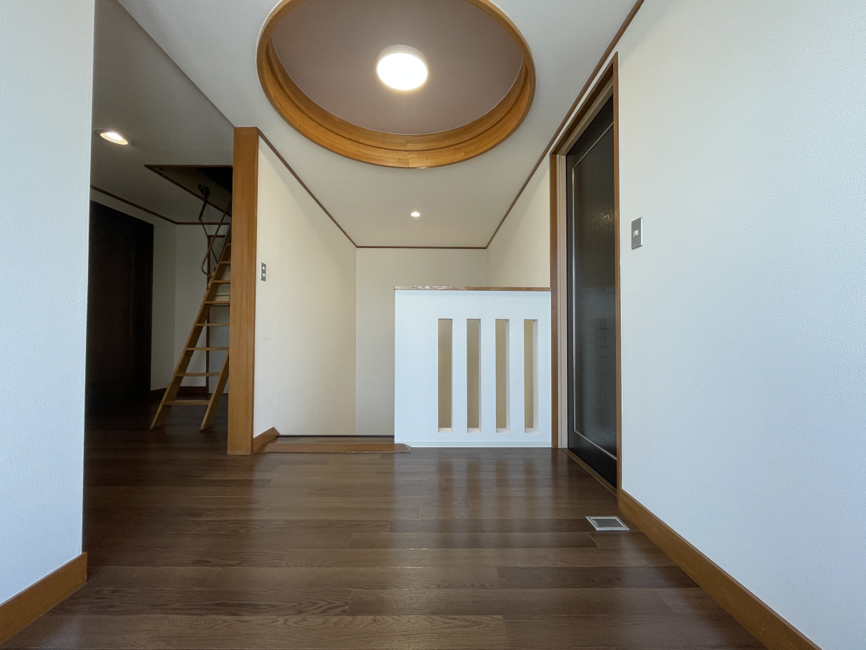 階段上のホールも照明が素敵でおしゃれ