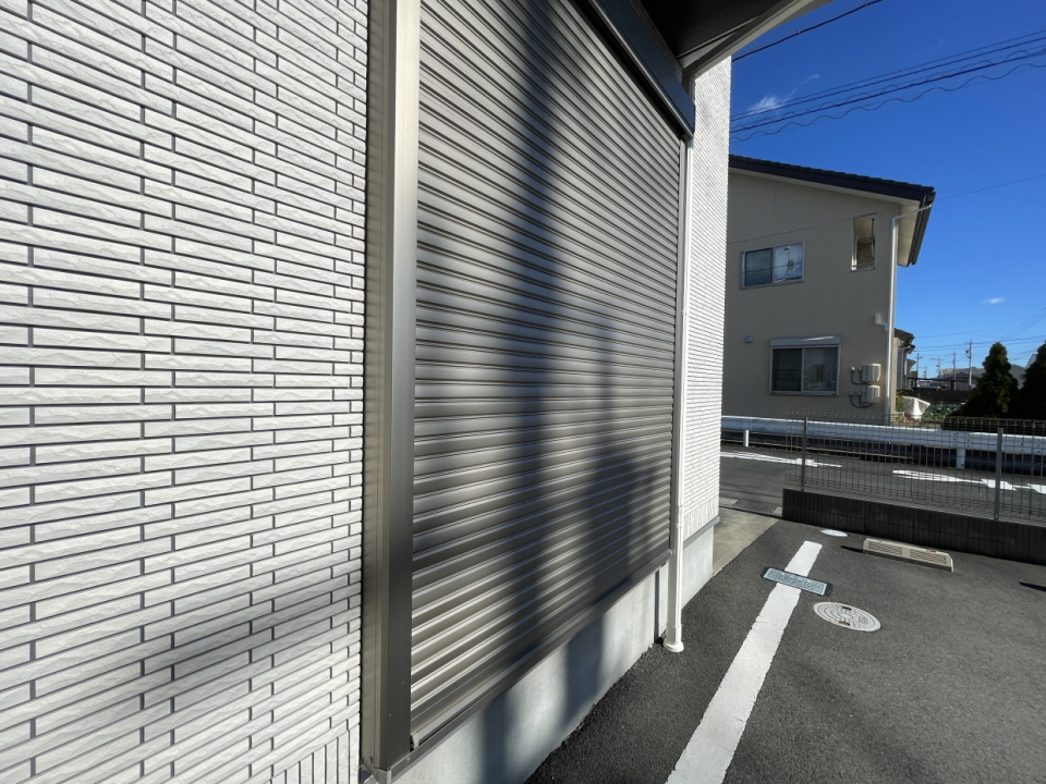 リビングのメインの窓にはシャッターがあります