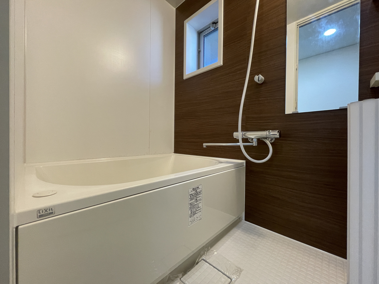 バスルームにも換気可能な窓があります