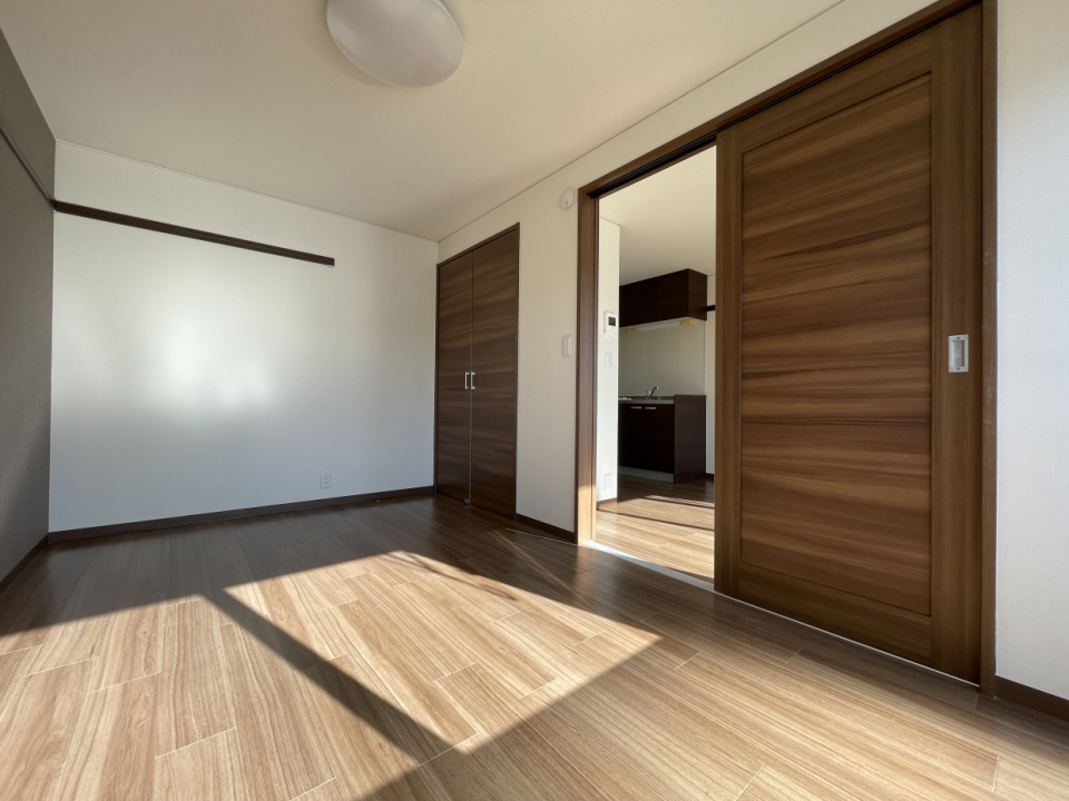 洋室も陽当たり良好