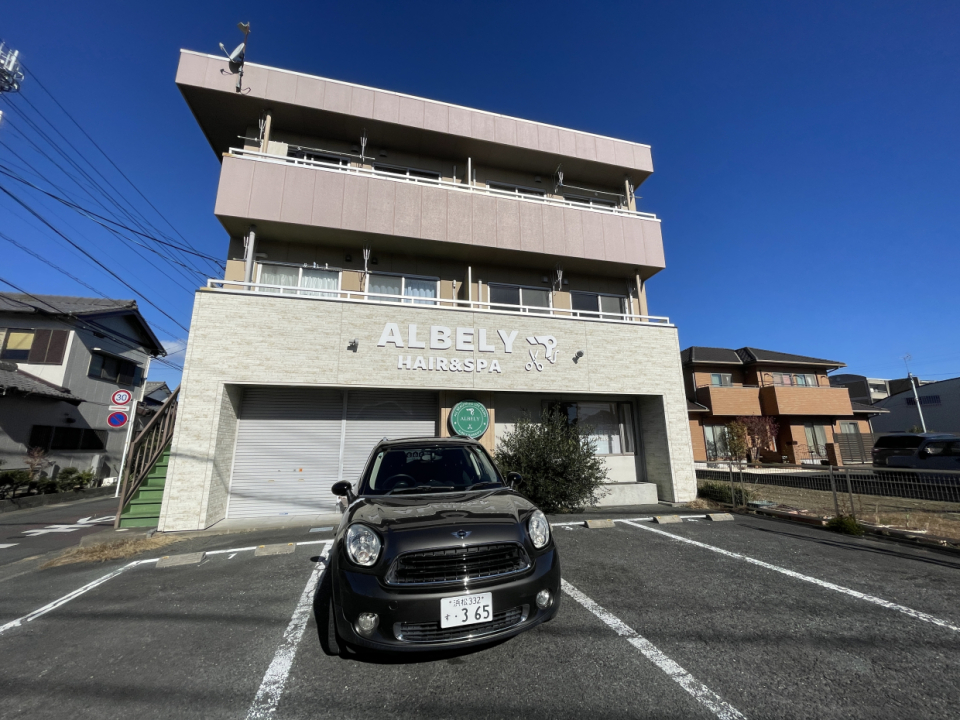 建物1階に美容室が入っています