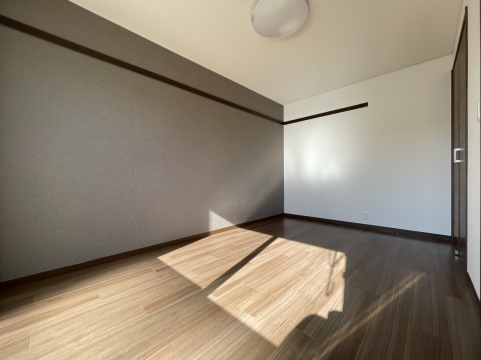 グレーのアクセントクロスにピクチャーレールが付いています