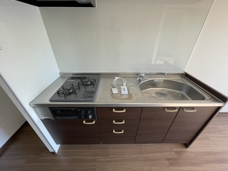 落ち着いたブラウンのキッチン