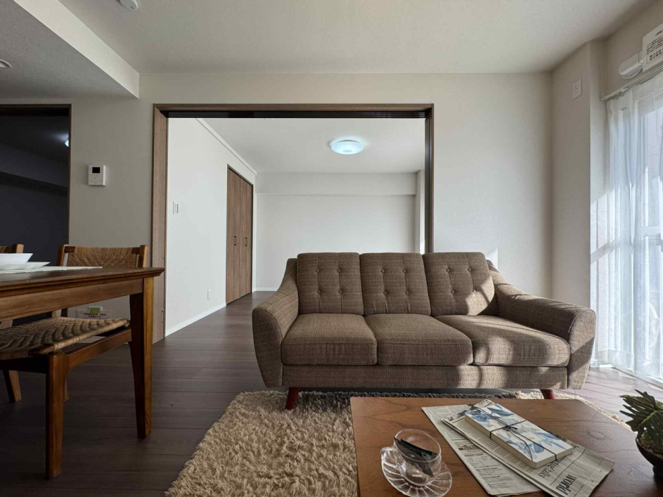 隣は引戸で仕切れる部屋になっている