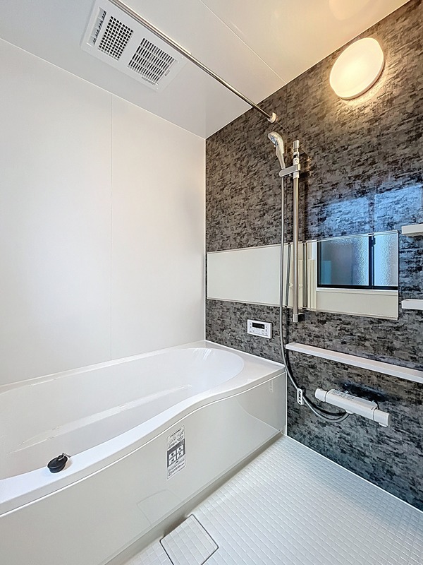 お風呂もゆとりのある広さです