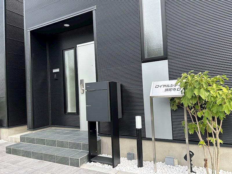 ホワイトの内装と相対してブラックな外観！