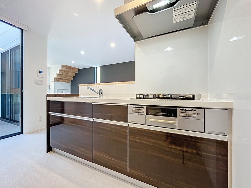 対面キッチンで家族と会話しながらクッキング！