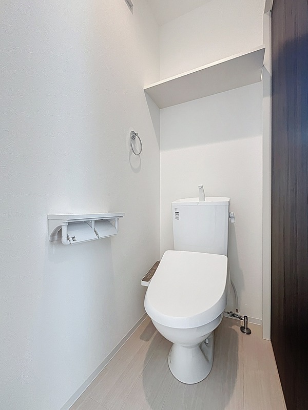 温水洗浄便座付きのトイレ