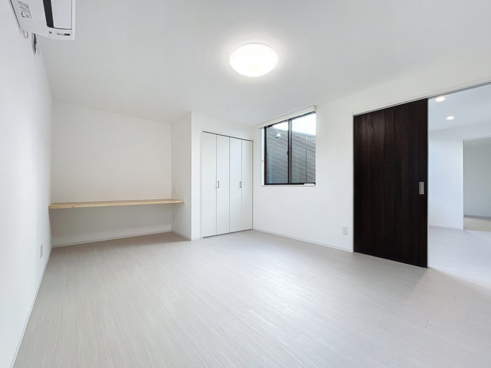 こちらは9.8帖の洋室