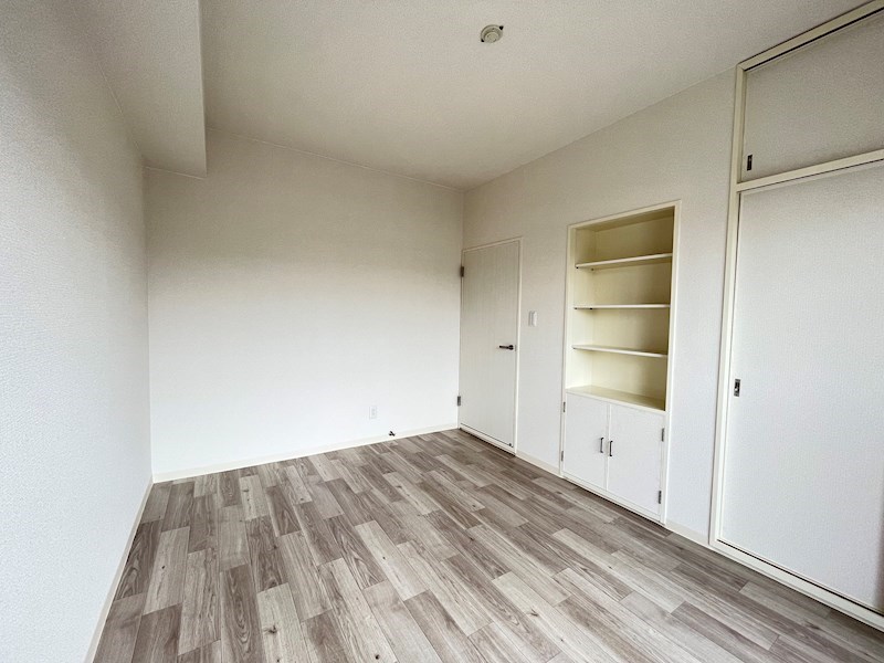 こちらは6帖の洋室。両面バルコニーで風通しがいい！