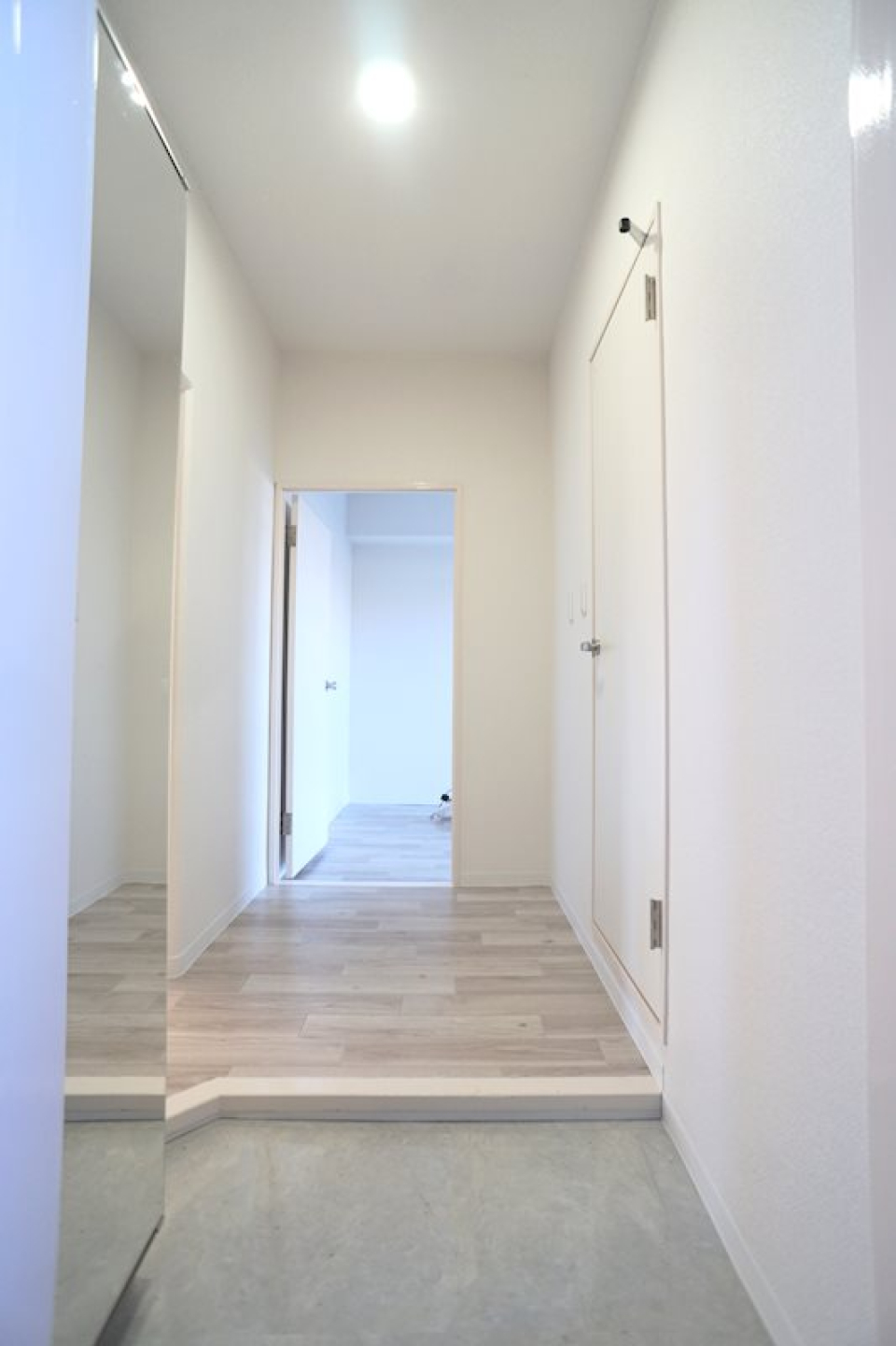 廊下もホワイトを基調とした清潔感のある空間です