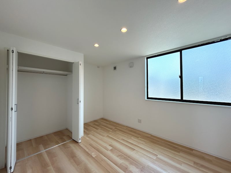 こちらは6.6帖の洋室