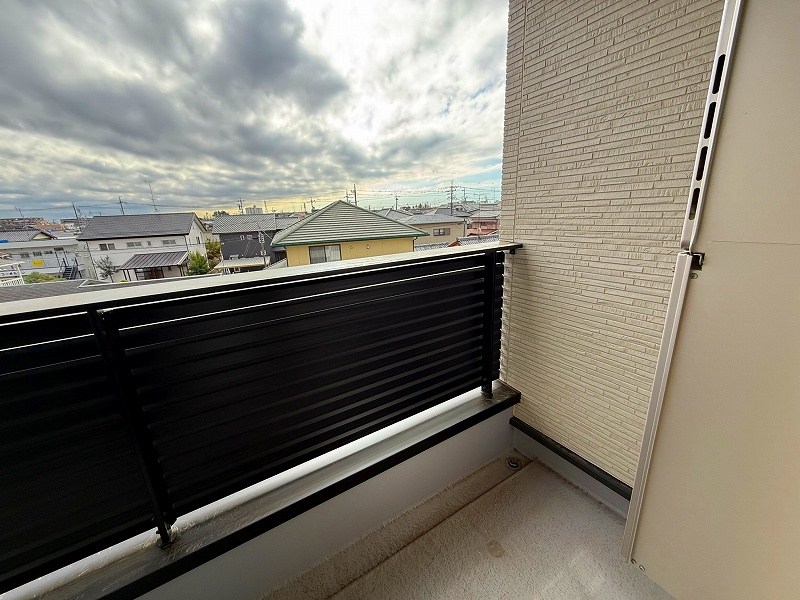 雨が降ったら室内物干しがあるので安心、あとで見せますね