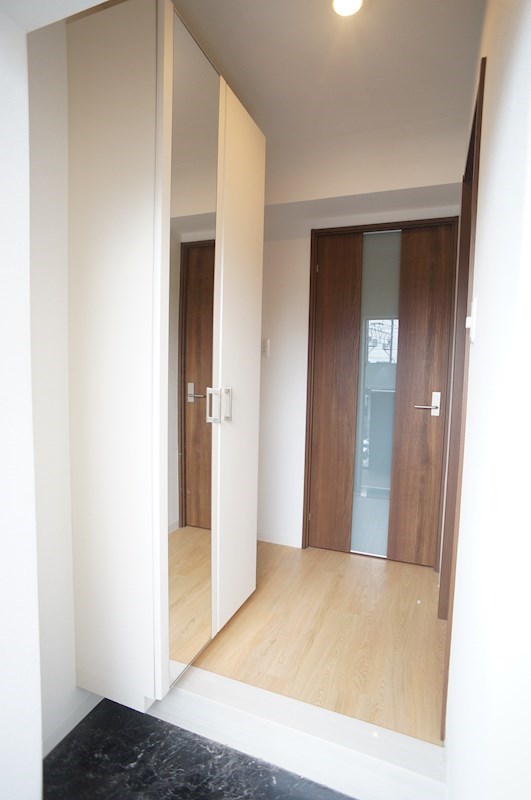 玄関スペース、姿見付きのクローゼットで最終チェック！