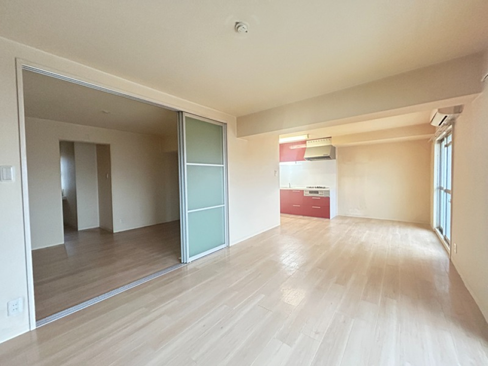 ホワイト系のフローリングがお洒落