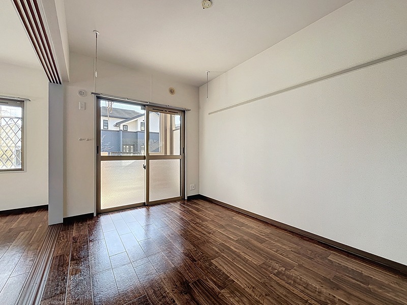 こちらはLDKに隣接された6帖の洋室