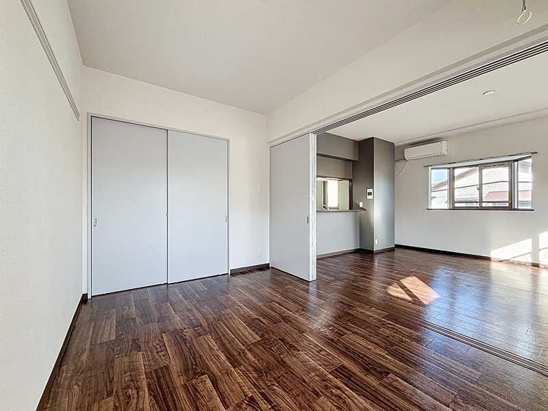 LDKと隣り合わせの洋室と繋げると、その広さは21.8帖...