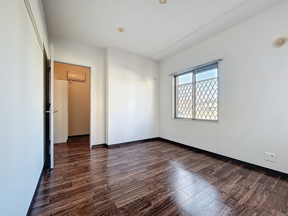 こちらは7.4帖の洋室