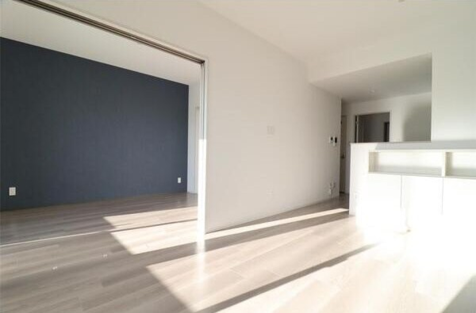 LDKは11.9帖ですが、隣接された洋室と繋げれば18帖以上に！