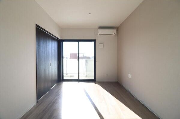 こちらの5.8帖の洋室には...