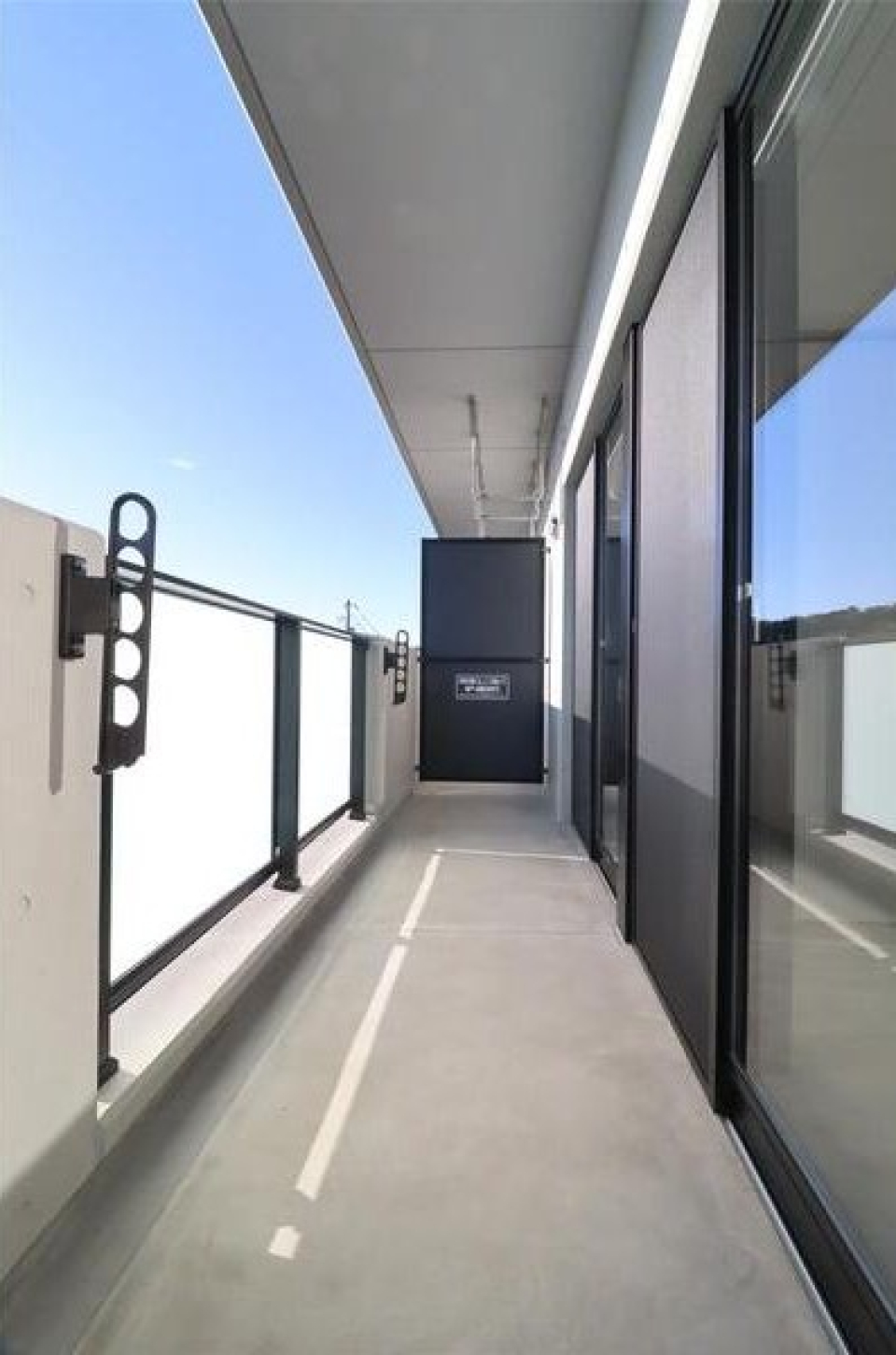 バルコニーは2部屋続きで広々