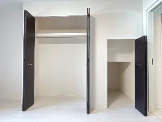 洋服がかけられそうな収納と、階段下を活用した収納スペース