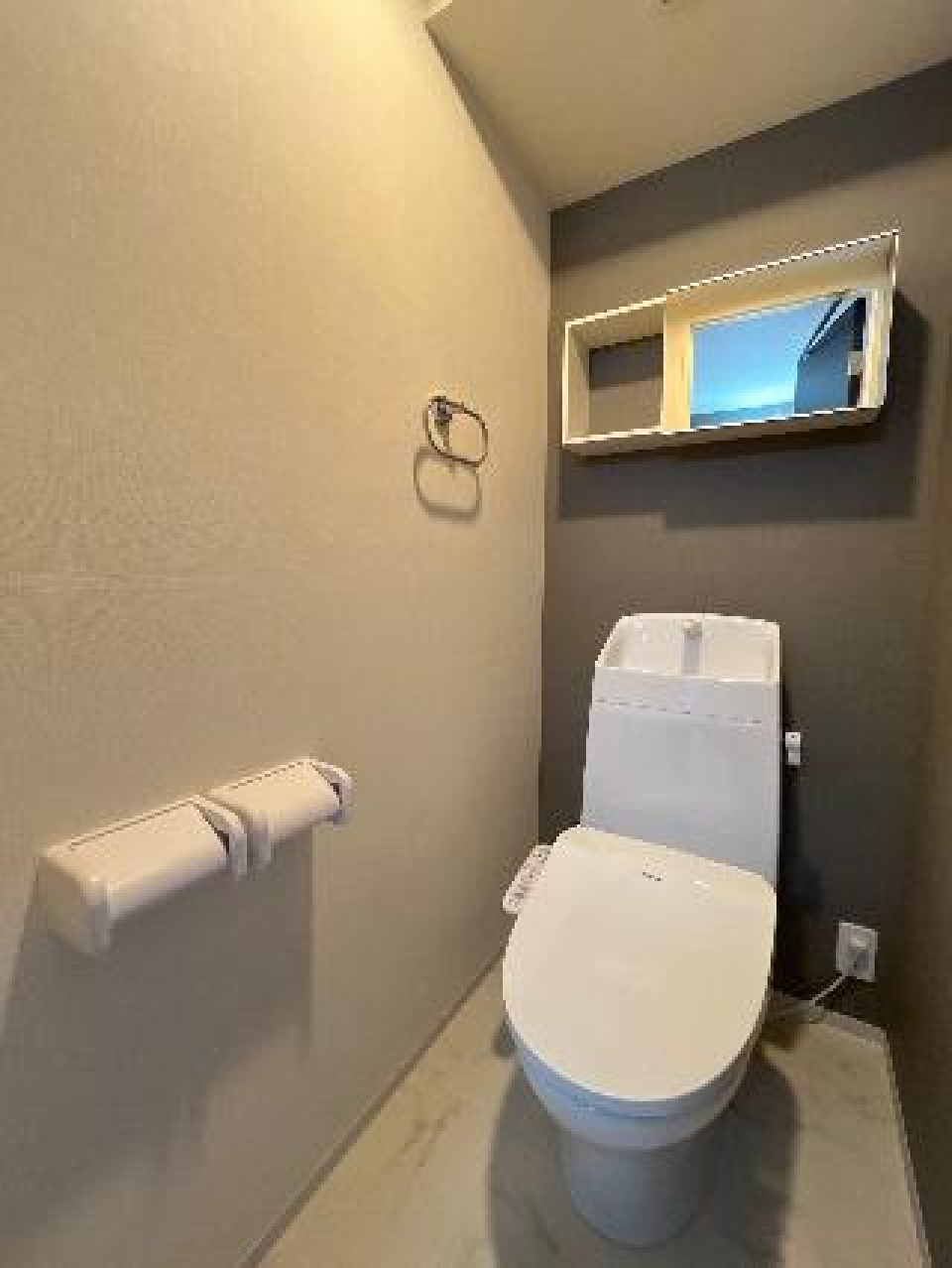 温水洗浄便座付きのトイレ