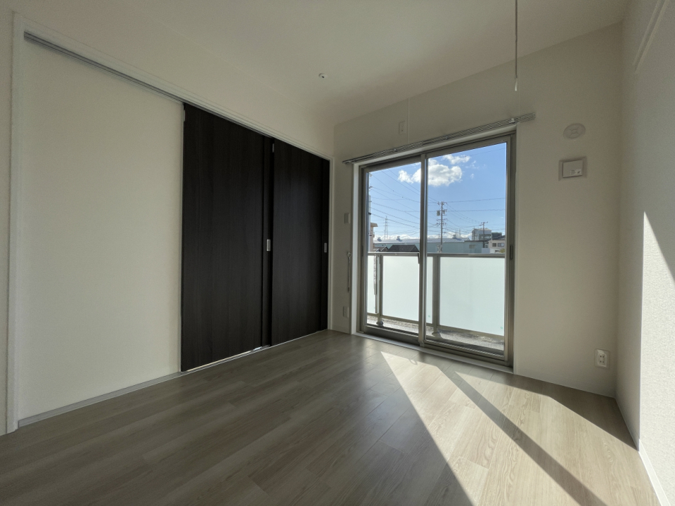 4.9帖洋室にはコンセント3カ所の嬉しいポイント