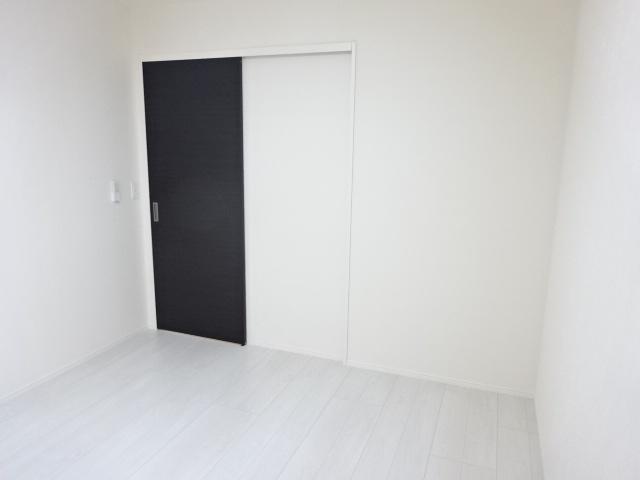 こちらは6.4帖の洋室