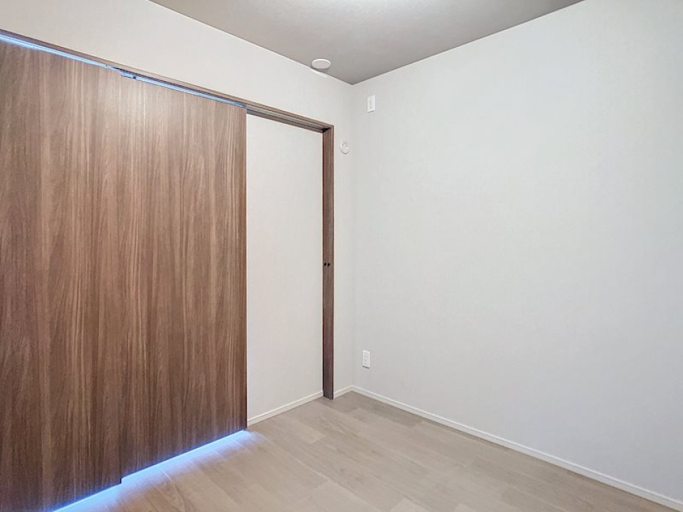 こちらは先ほどお伝えしたLDKに併設された4.5帖の洋室