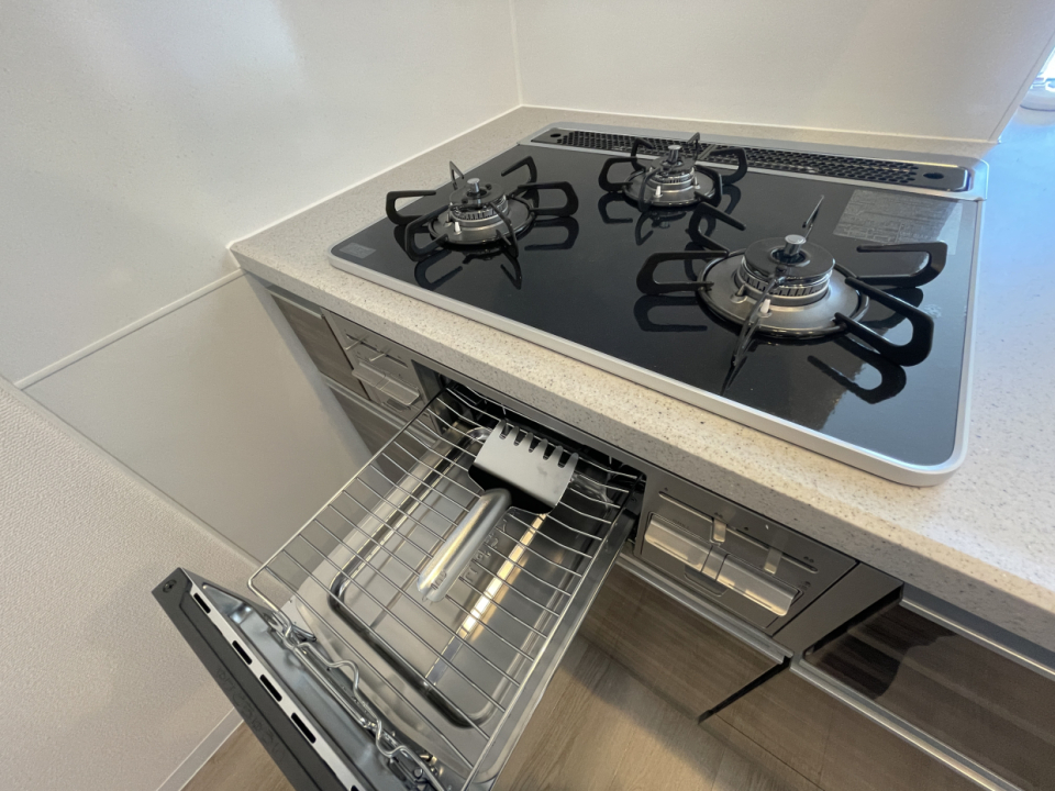 3口ガスコンロに加え魚焼きグリル付き