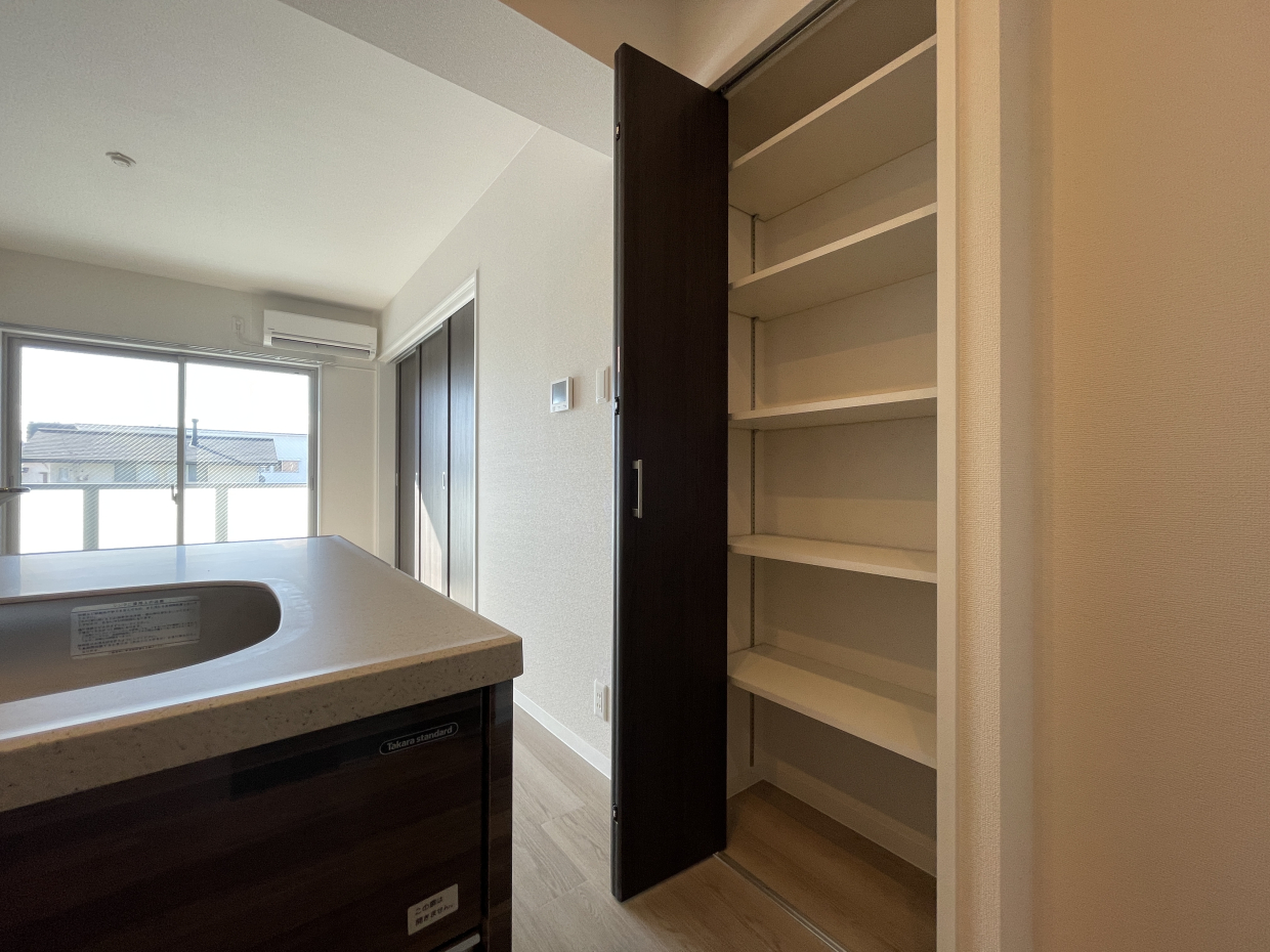 キッチン横の収納は何かと便利ですよ