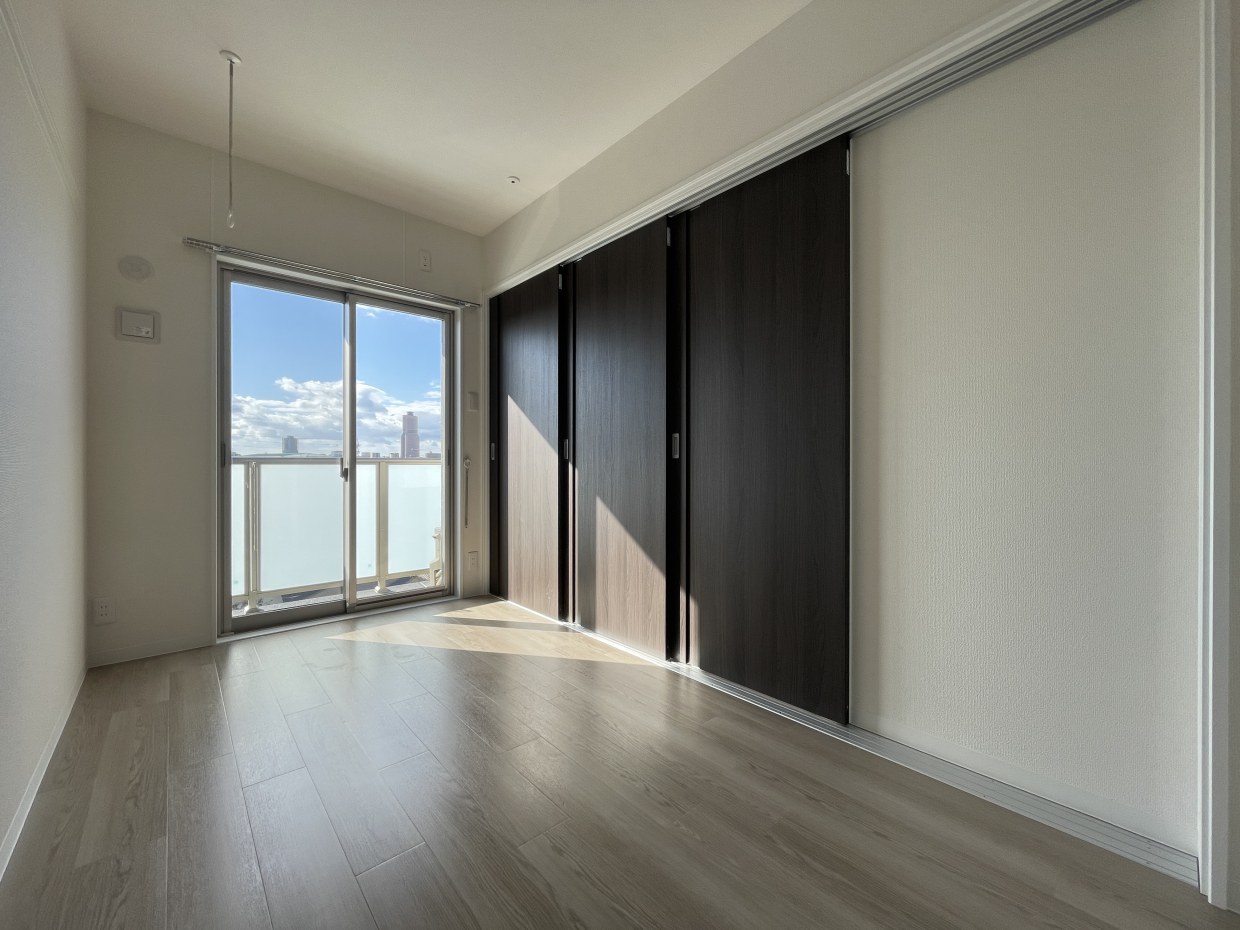 こちらは5.2帖の洋室、室内物干し付き