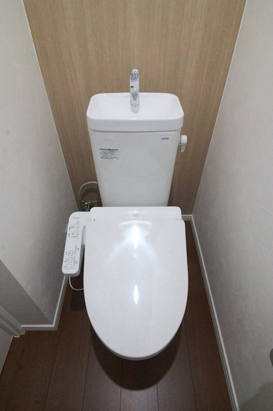 温水洗浄便座付きのトイレ