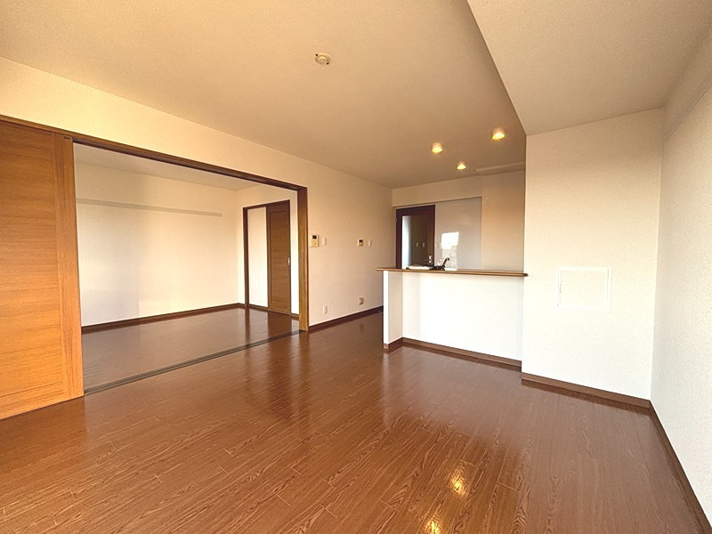 引き戸を開けると6.6帖の洋室と繋がりさらに広々！