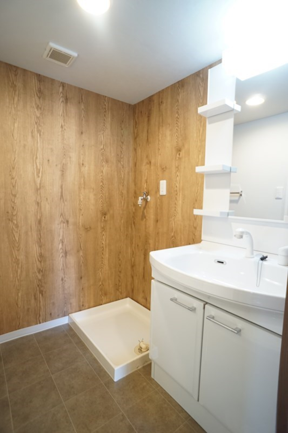 洗面スペースもウッド調◎