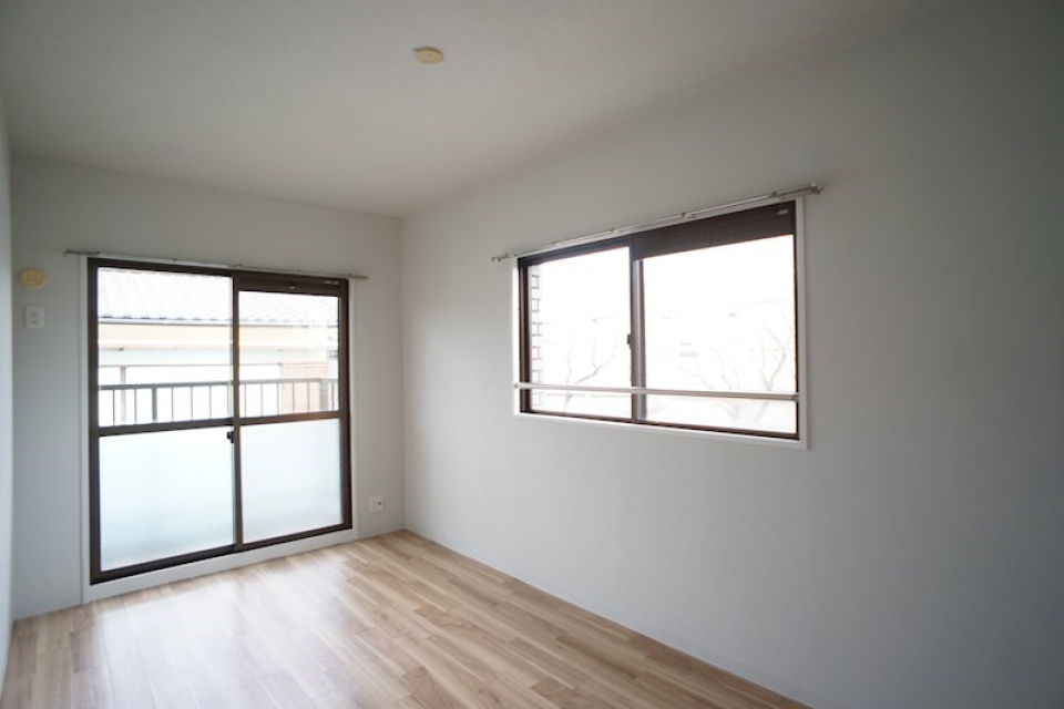 こちらは7.2帖の洋室、バルコニーへ出られます