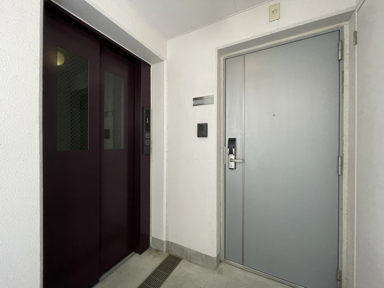 エレベーター前の部屋になります