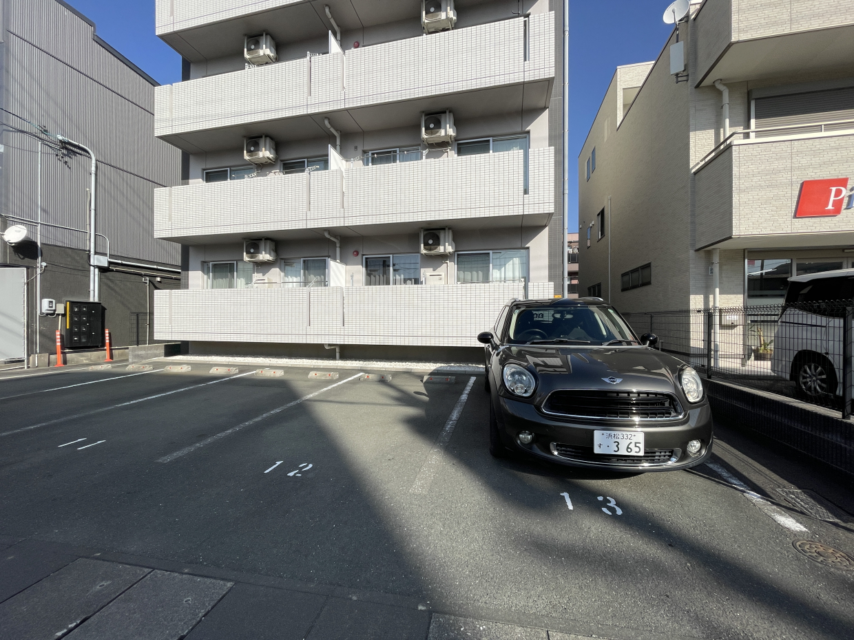 駐車場は建物南側