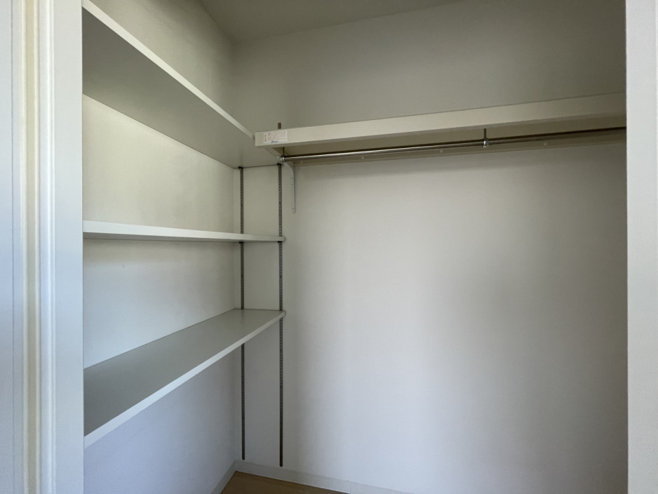 WICはハンガーポールと可動棚があります