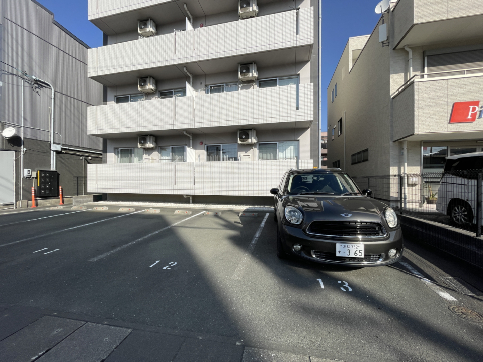 駐車場は建物南側