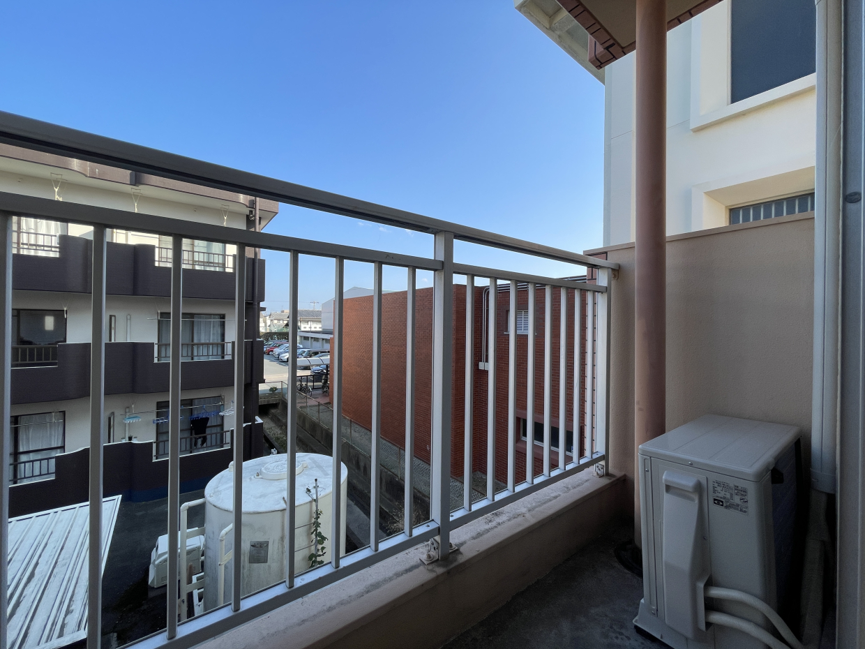 洋室にもバルコニー
曳馬協働センターの斜め後ろの物件です