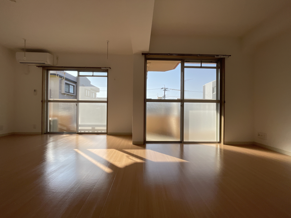 南向きの窓から差し込む日差しはポカポカです