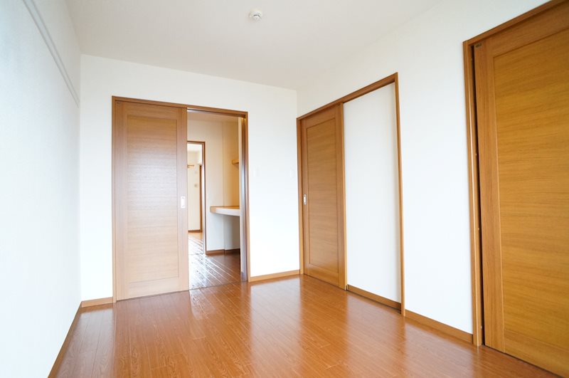 こちらは6.5帖の洋室