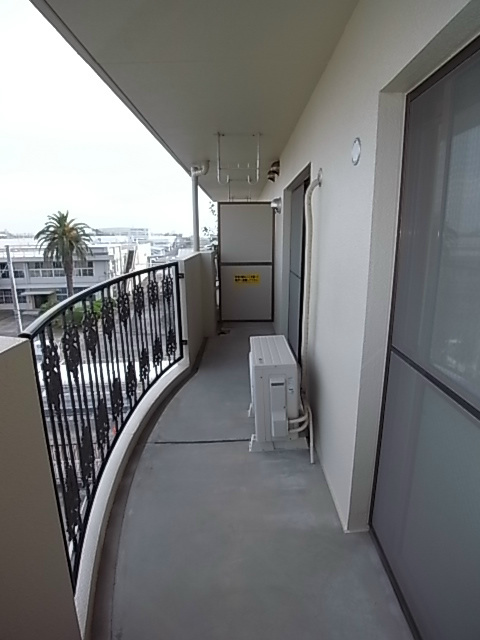 バルコニーは2部屋続きで広々