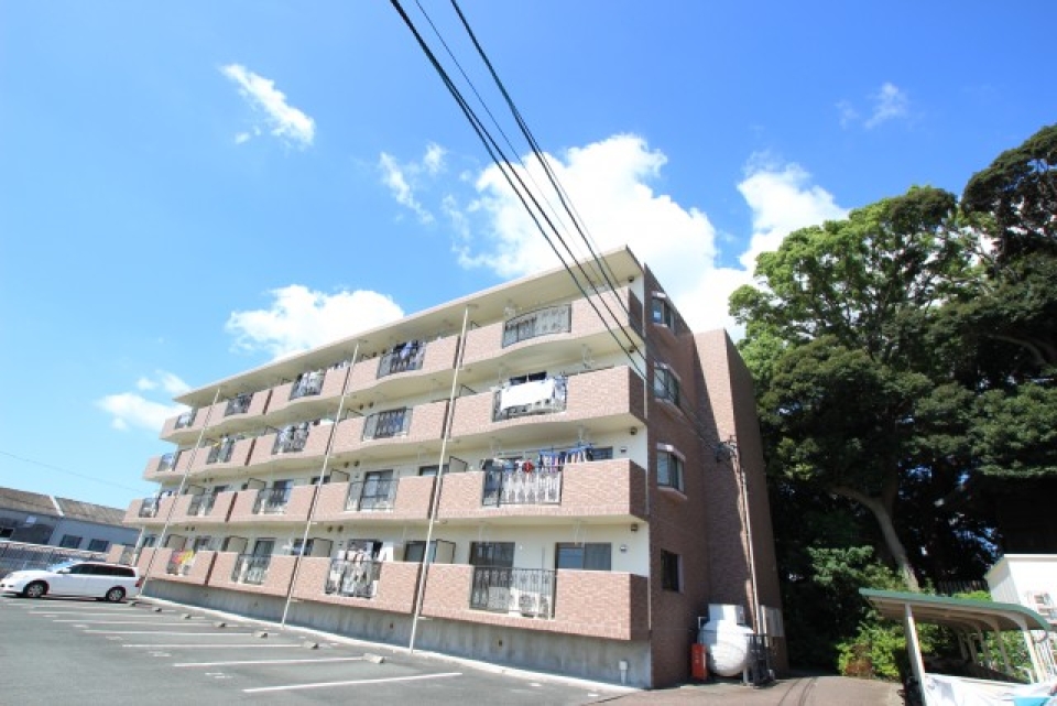 建物外観。建物左側はヤマハ(株)さん、右側には水晶六所神社がある